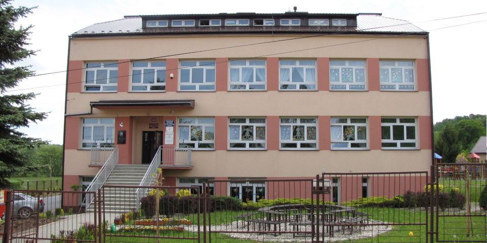 Szkoła Podstawowa nr 3 im. Św. Maksymiliana Marii Kolbego w Chmielniku - obraz graficzny budynku
