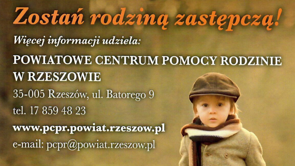 Obrazek zachęca: "Zostań rodziną zastępczą!" z informacją, że więcej szczegółów udziela Powiatowe Centrum Pomocy Rodzinie w Rzeszowie, adres: 35-005 Rzeszów, ul. Batorego 9, telefon: 17 859 48 23, strona: www.pcpr.powiat.rzeszow.pl, e-mail: pcpr@powiat.rzeszow.pl. Na obrazku widoczne jest zdjęcie dziecka w czapce i płaszczu.