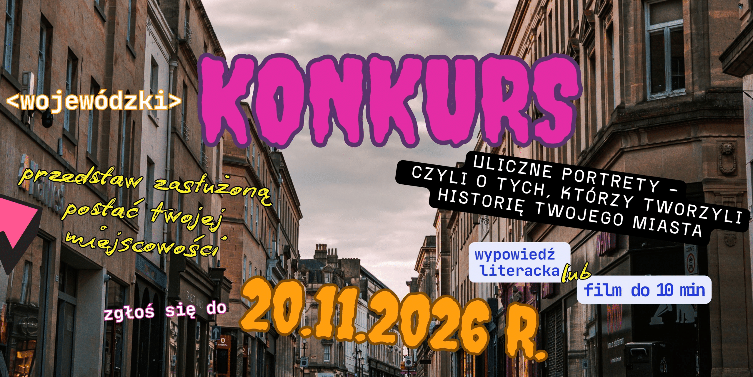 Plakat promujący konkurs wojewódzki „Konkurs – uliczne portrety, czyli o tych, którzy tworzyli historię twojego miasta”. Zadaniem uczestników jest przedstawienie zasłużonej postaci ze swojej miejscowości w formie wypowiedzi literackiej lub filmu trwającego do 10 minut. Termin zgłoszeń: 20 listopada 2026 r. Tło plakatu przedstawia ulicę z zabytkowymi kamienicami.